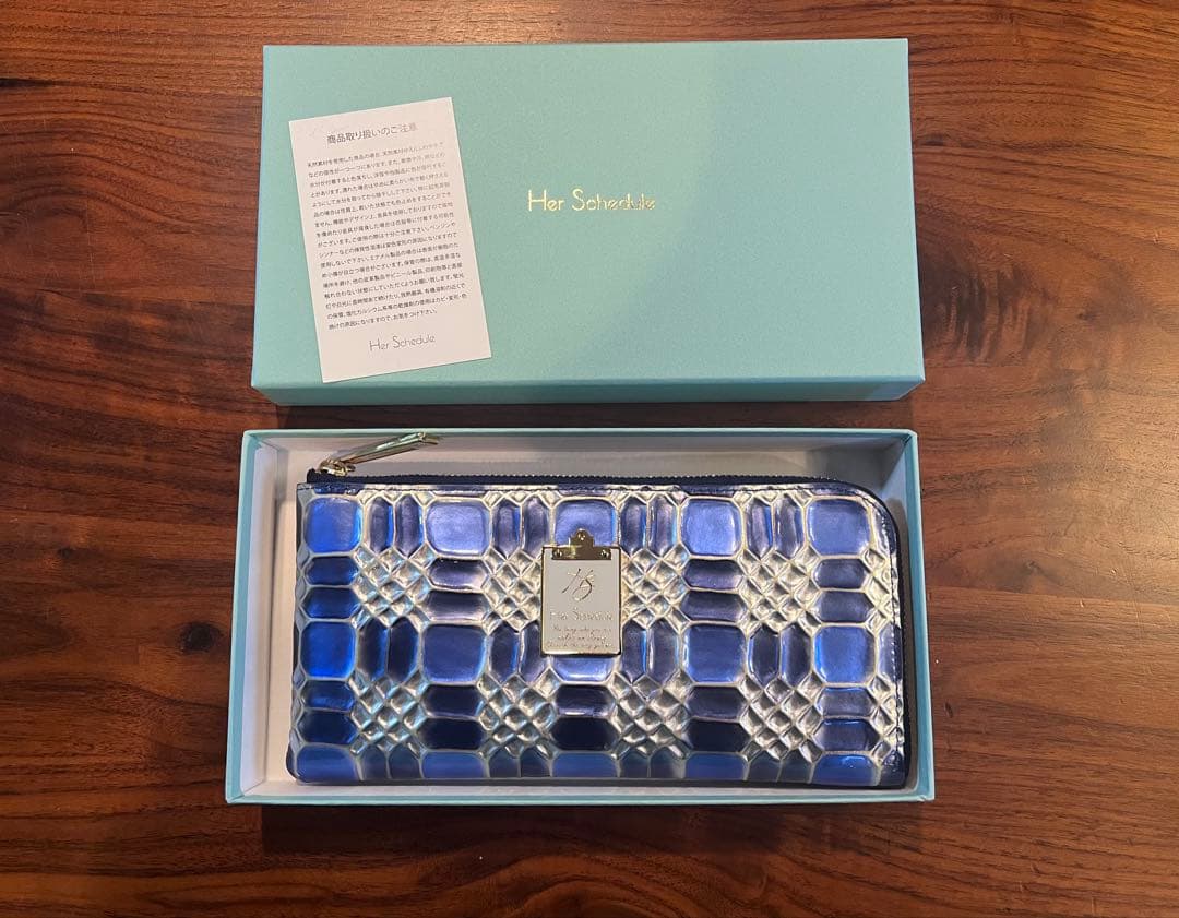 【HerSchedule】長財布　スイスブルー（Swiss Blue) HerSchedule】スイスの宝飾品のように美しい青の長財布「スイスブルー